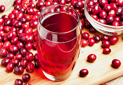 Jus cranberry adalah ubat rakyat semulajadi untuk kutu dan telur kutu di rambut.